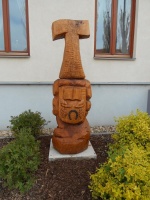 Dřevěná socha před obecním úřadem