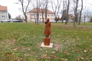 Nová školačka již stojí u školy