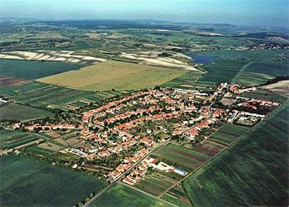 Letecký pohled na obec Tì¹any.